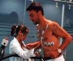 Momo pasando el reconocimiento médico - Fotos de Momo del Betis